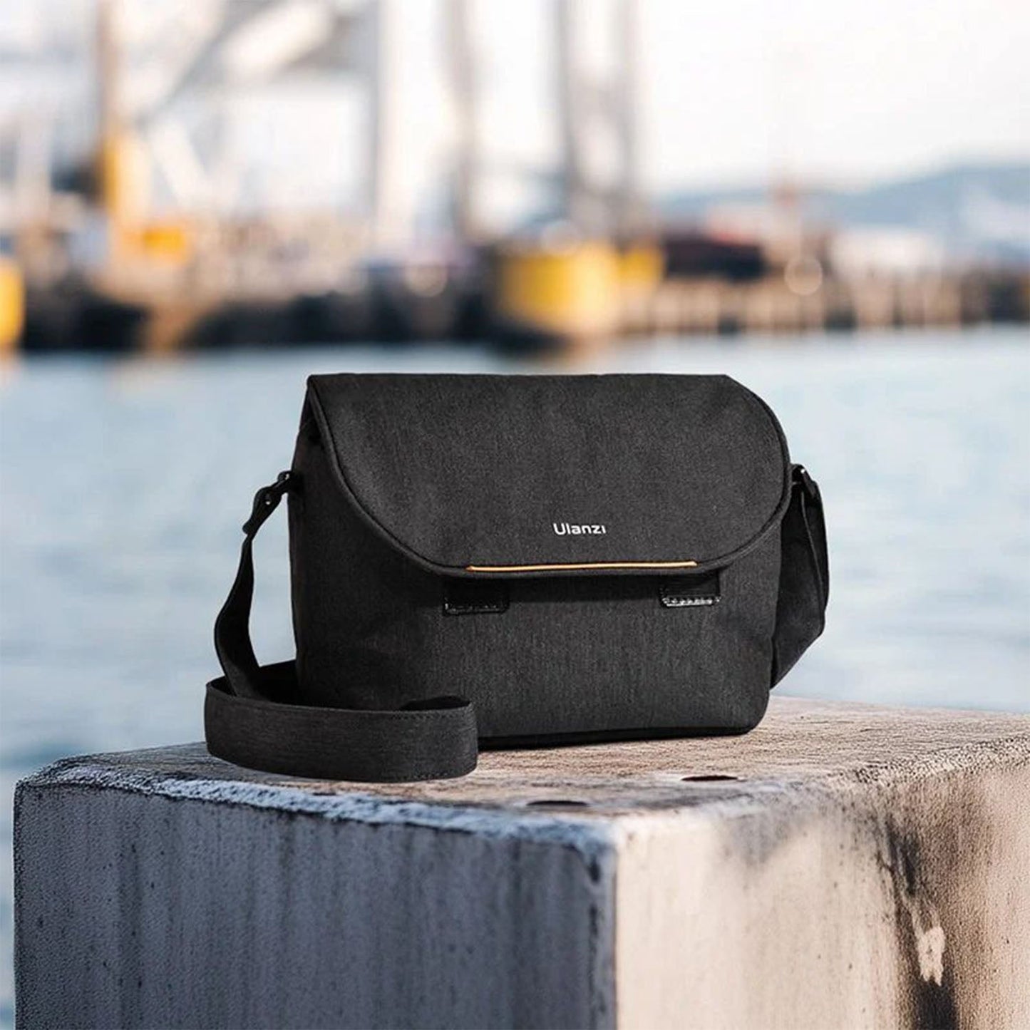 Ulanzi F02 Light Weight Single-Shoulder Bag B085 (Black)
